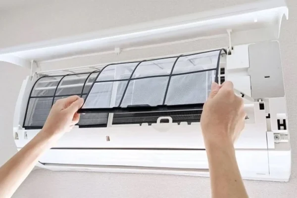 Thợ đang kiểm tra vệ sinh điều hòa