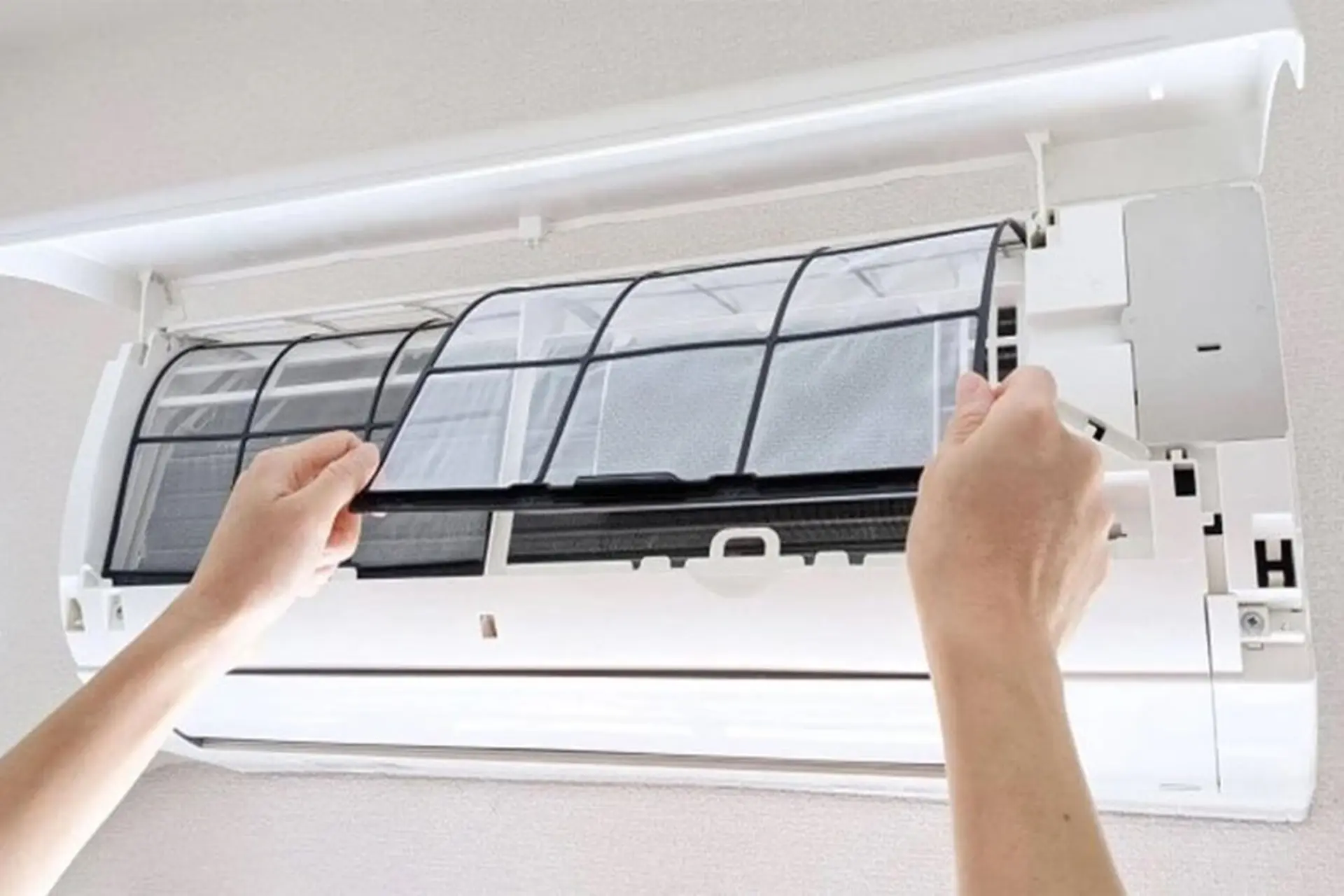 Thợ đang kiểm tra vệ sinh điều hòa