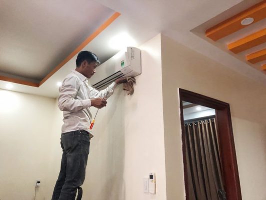 Kỹ thuật viên đang sửa chữa điều hòa tại nhà