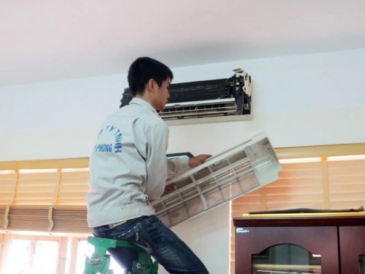 Kiểm tra và sửa chữa điều hòa tại nhà bằng cách vệ sinh lưới lọc