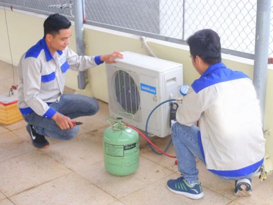Kiểm tra gas điều hòa trong quá trình bảo trì định kỳ