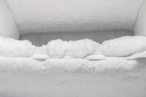 Tủ lạnh bị đóng tuyết nhiều ở ngăn đá cần được kiểm tra sửa chữa