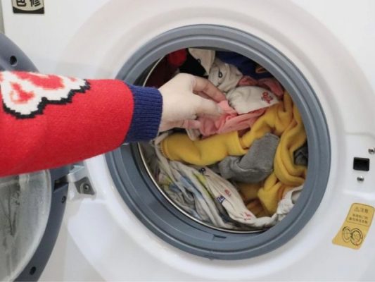 Thợ sửa máy giặt đang kiểm tra lỗi không vắt tại nhà