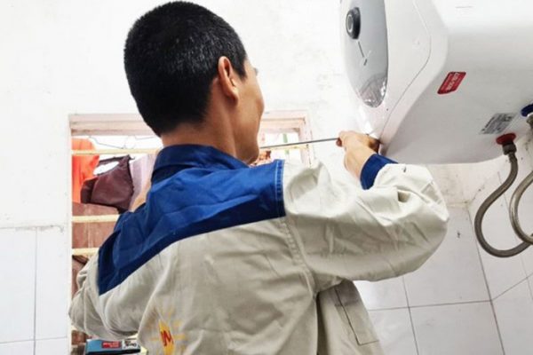 Thợ sửa bình nóng lạnh đang kiểm tra lỗi không nóng tại nhà