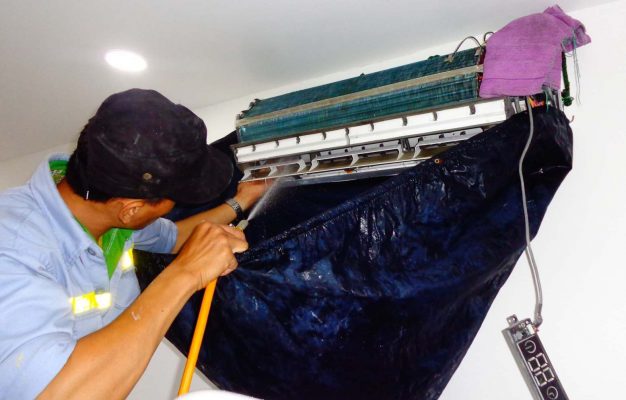 bảo dưỡng điều hòa tại nhà vệ sinh dàn lạnh sạch sâu